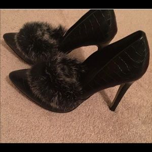 Black pumps with faux fur trim